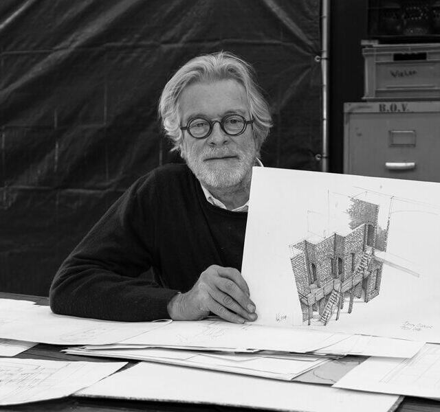 Kees Warmoeskerken met zijn decorontwerp voor musical Oliver! van Stichting BOV. Foto: Rick van Geel
